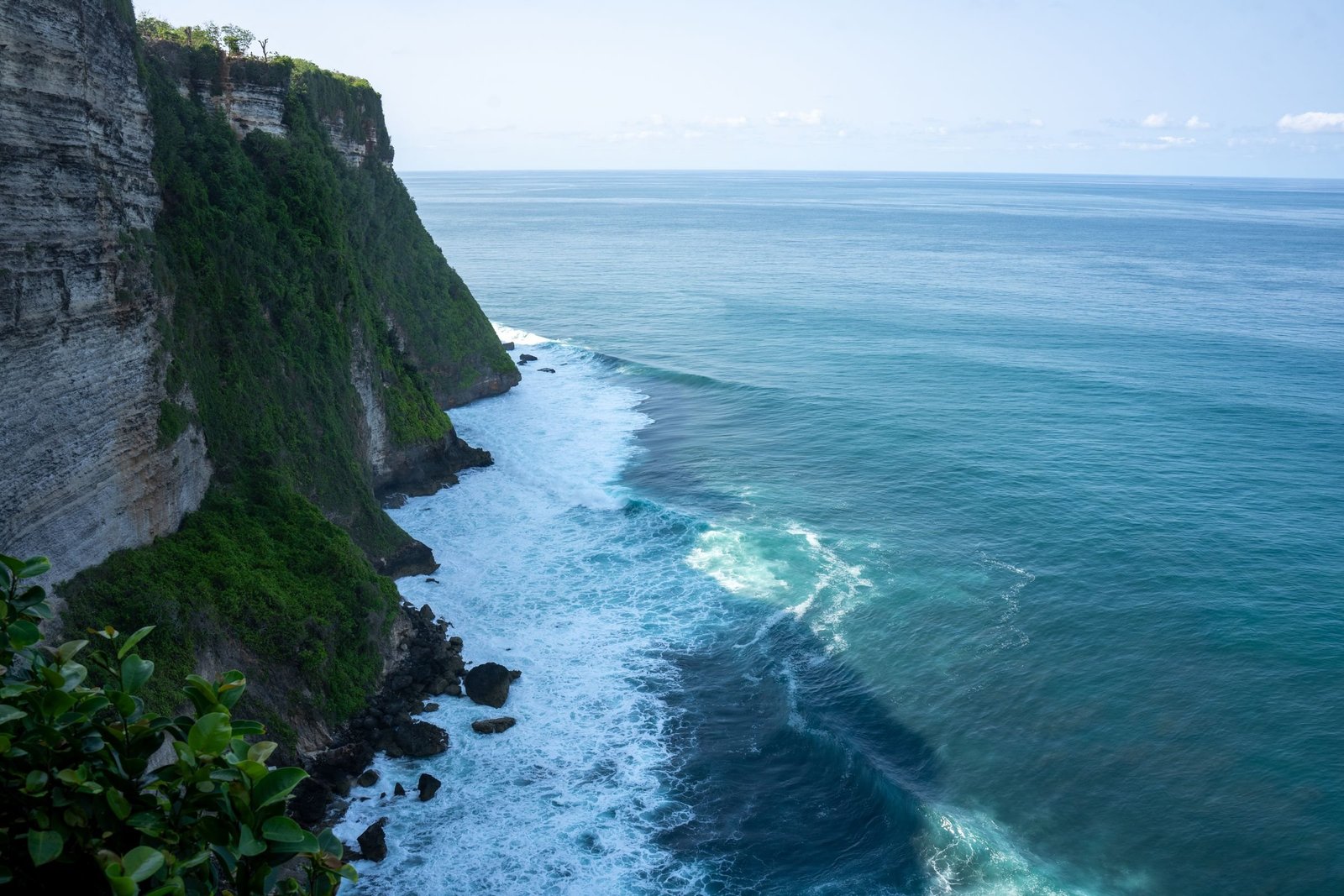Hoge kalkstenen kliffen boven de oceaan bij Uluwatu