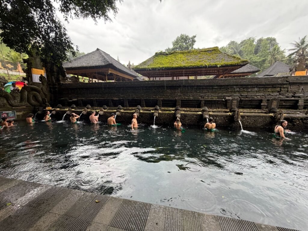 Het heilige bronwaterbad van Tirta Empul bij Ubud