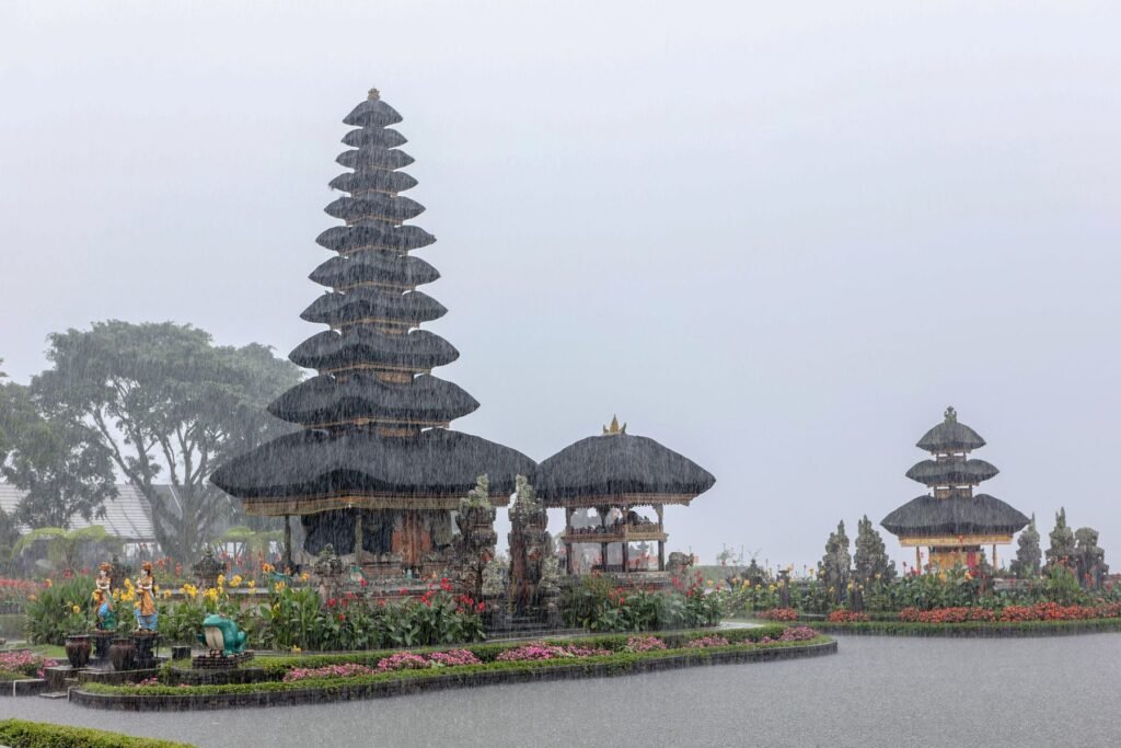 Pura Ulun Danu Beratan in de regen op Bali