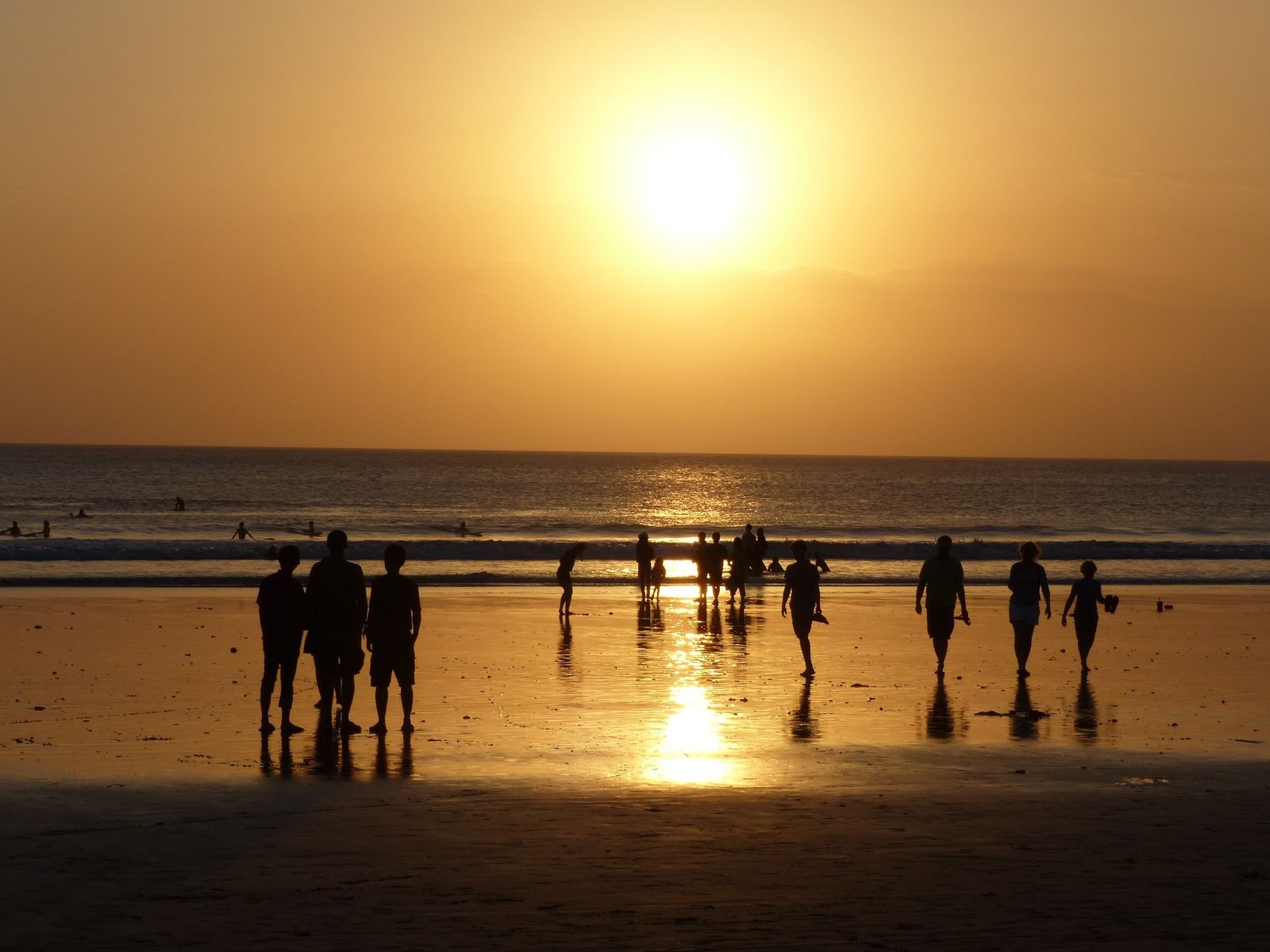 Mensen aan het strand bij zonsondergang op Bali