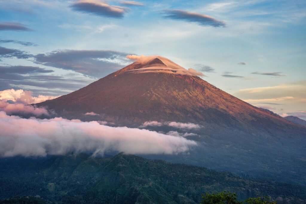 De Mount Agung boven de wolken bij zonsopkomst