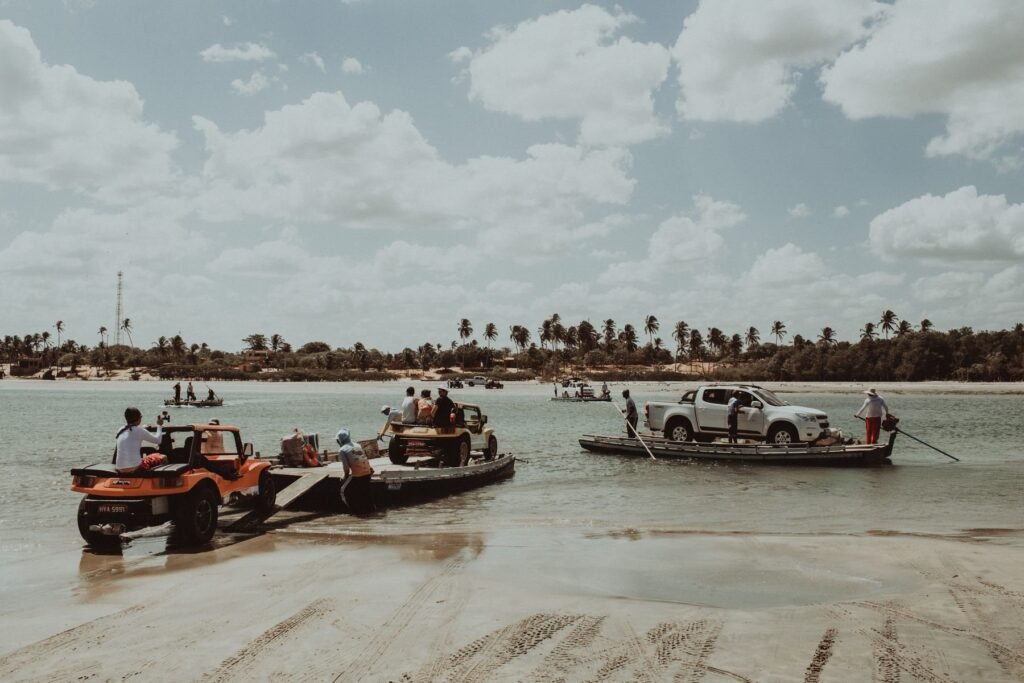 Buggy’s op een pontje over een rivier aan de kust van Ceará