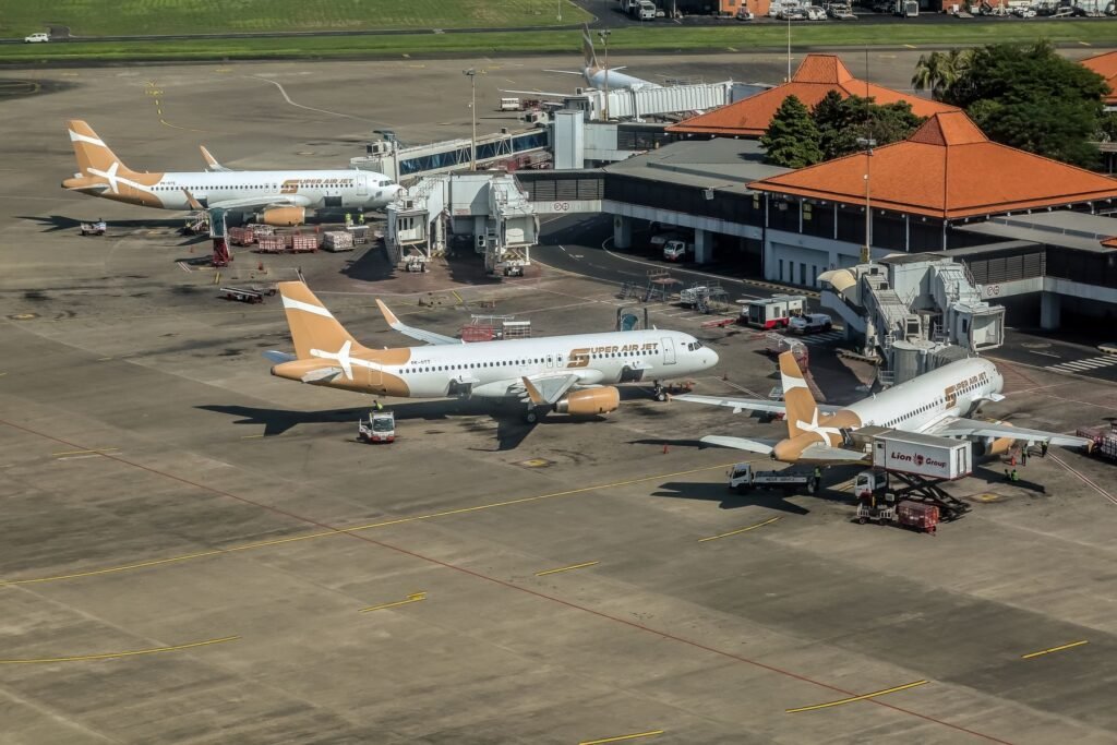 Vliegtuigen bij de terminal van de luchthaven van Bali