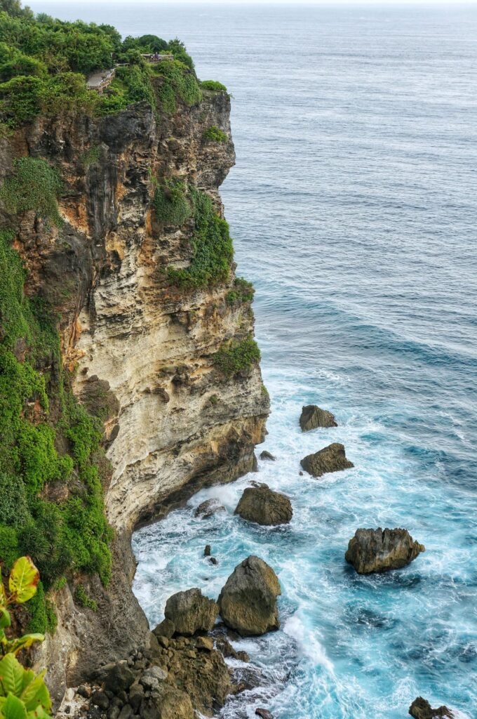 Steile klif met branding bij de tempel van Uluwatu