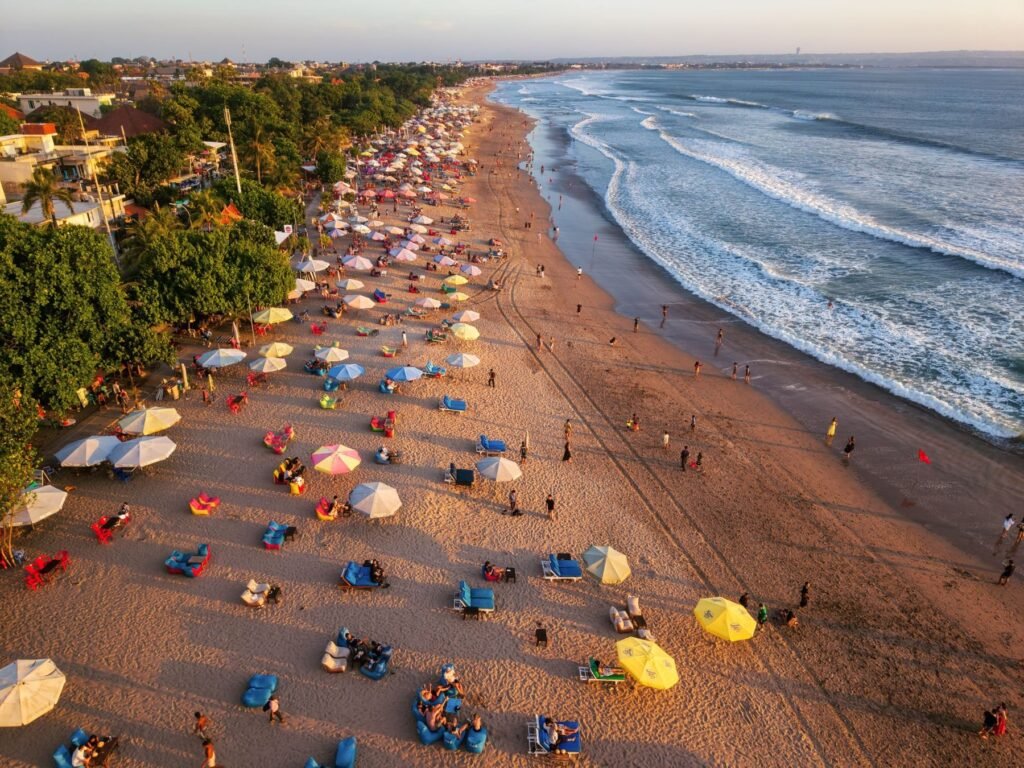 Luchtfoto van parasols en zitzakken op het strand van Seminyak
