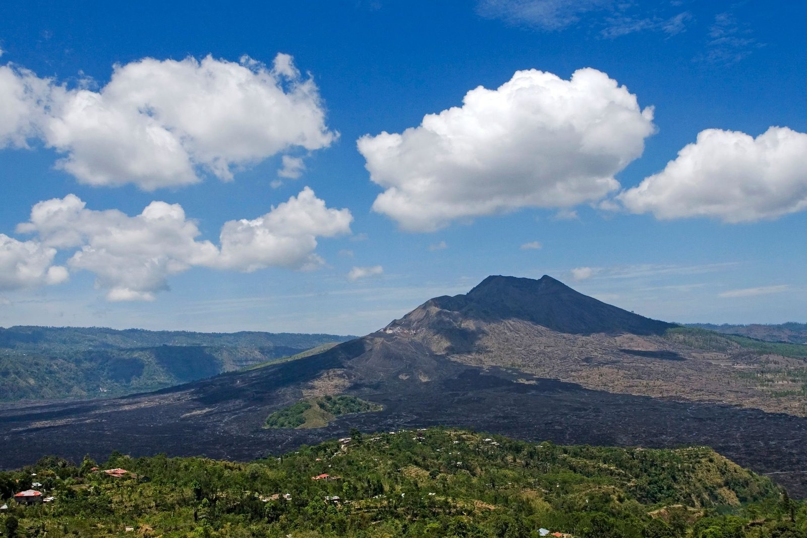 De Mount Batur boven het groene binnenland van Bali