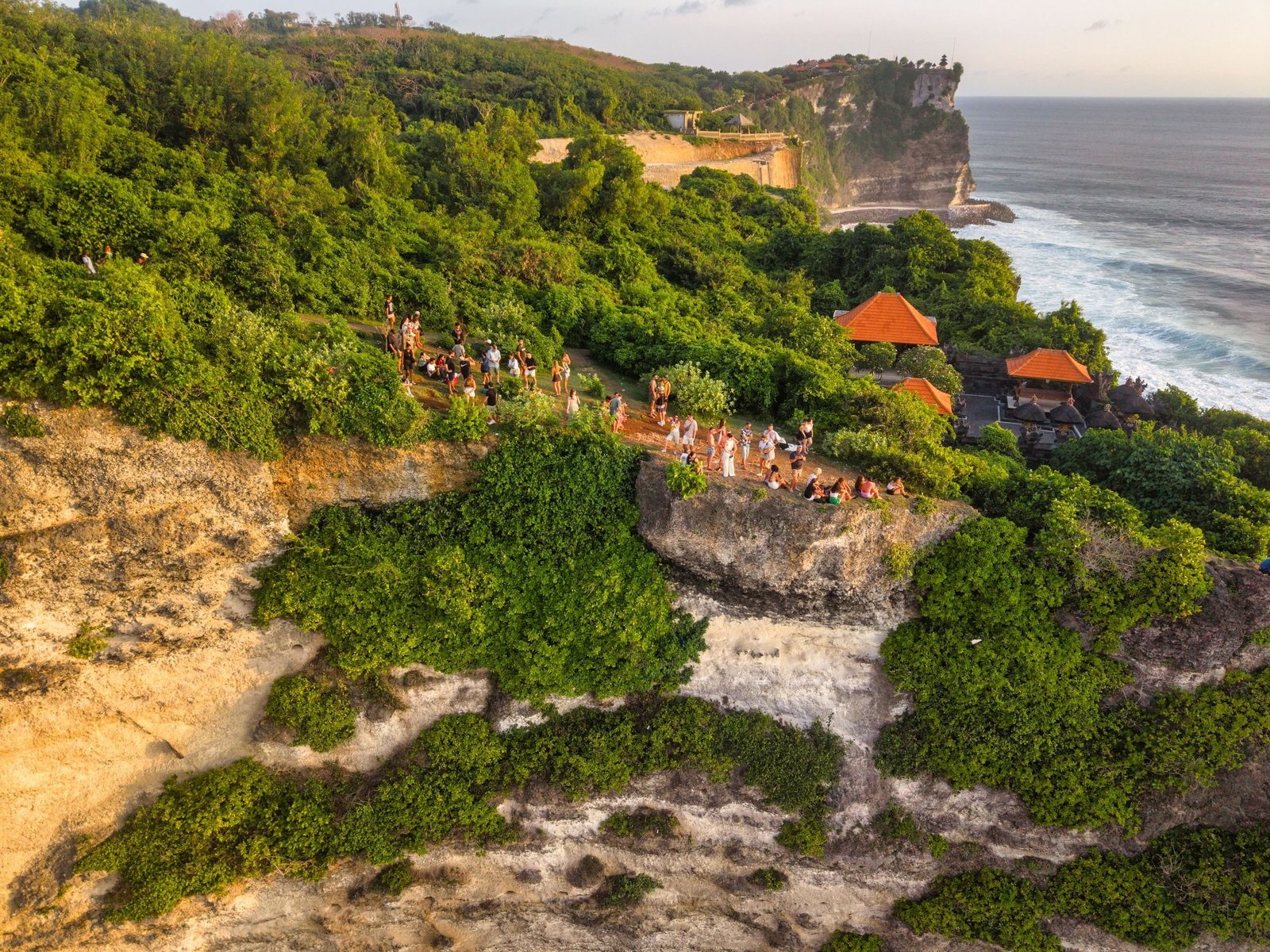 Luchtfoto van de kliffen en een strandje bij Uluwatu