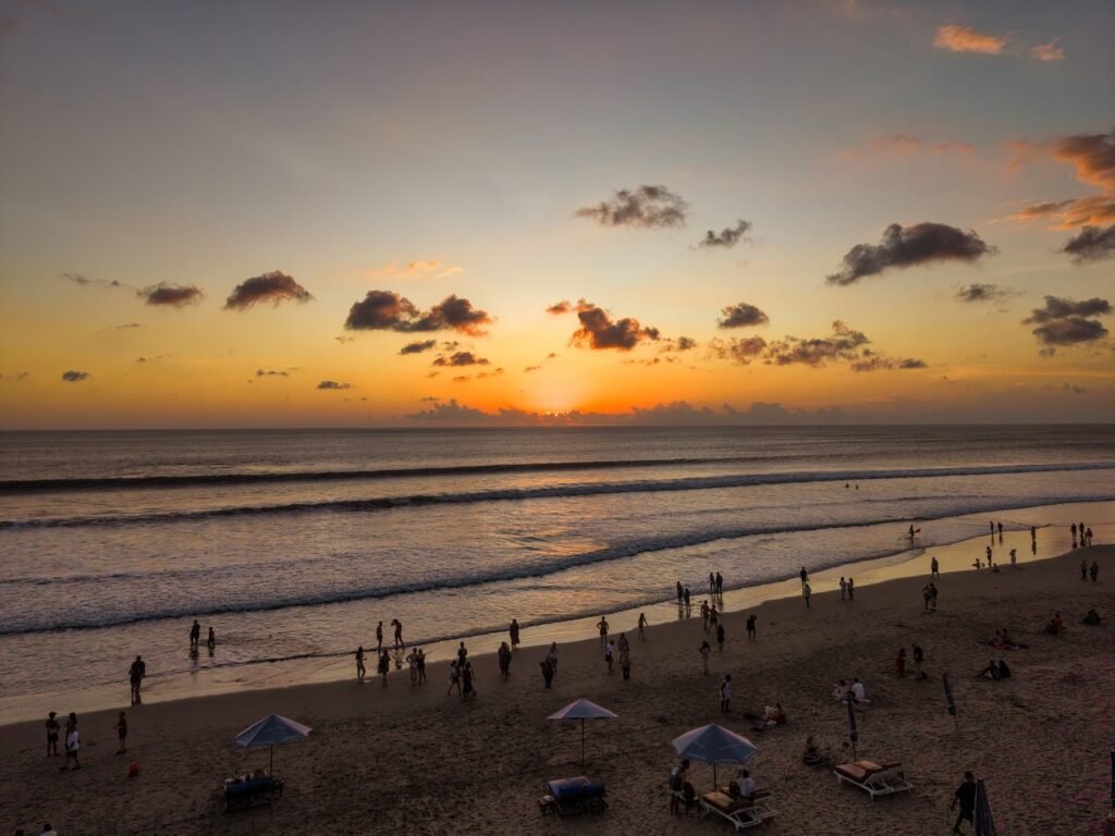 Zonsondergang aan het strand van Kuta met veel bezoekers