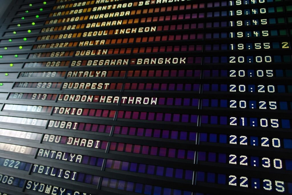 Vertrekbord met vluchten op een luchthaven