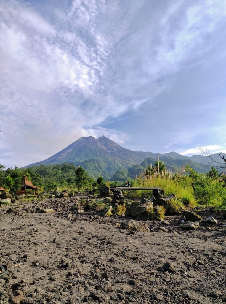 De Merapi boven een lavaveld bij Yogyakarta