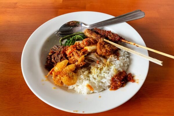 Bord nasi campur met saté en rijst