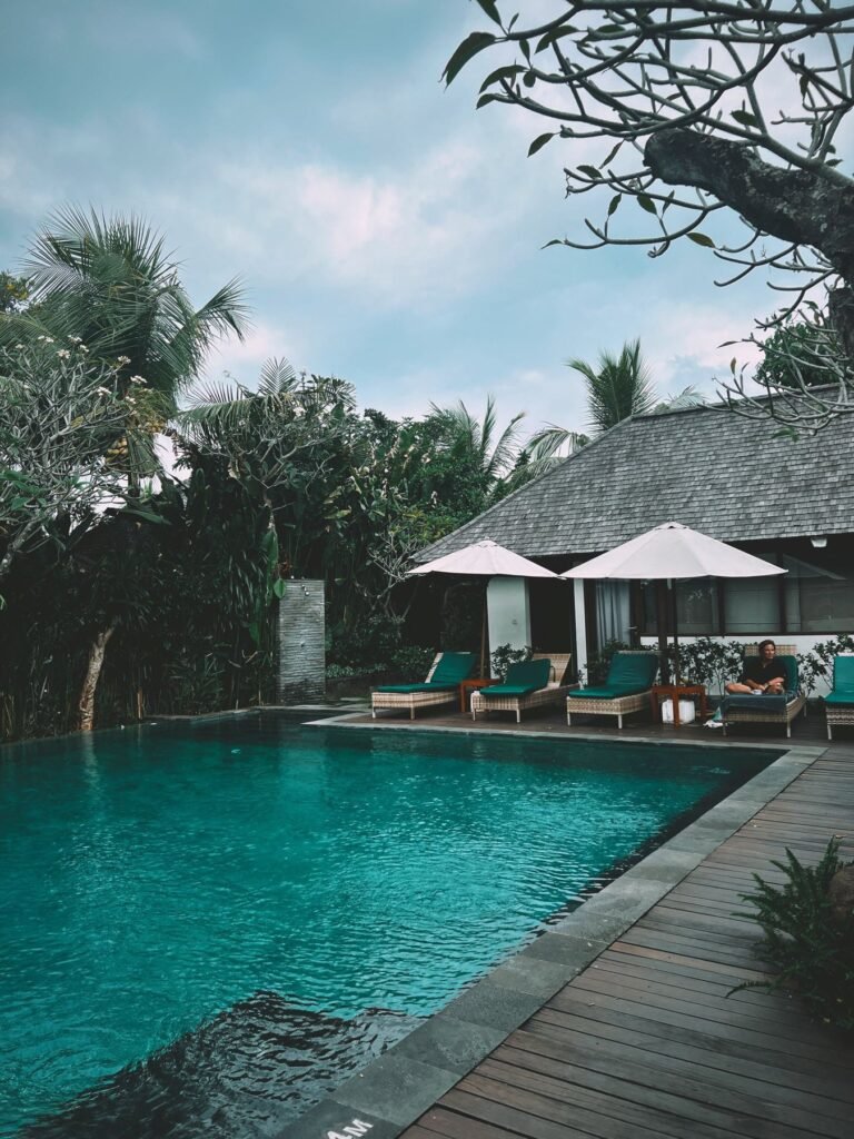 Zwembad van een resort tussen de palmen op Bali