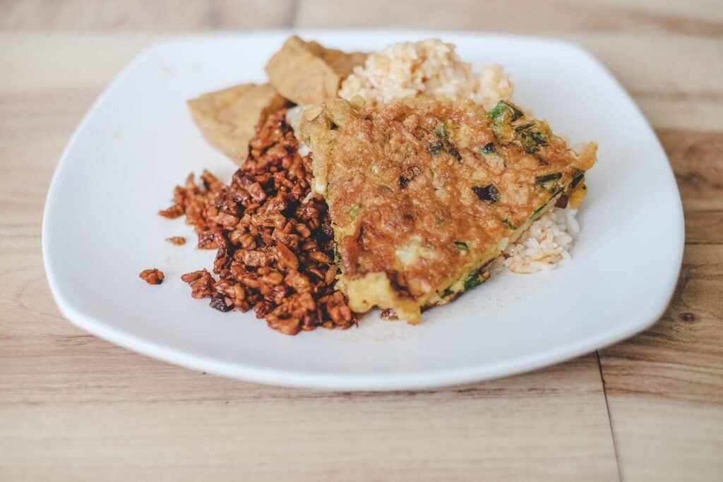 Indonesisch gerecht met rijst en tempé