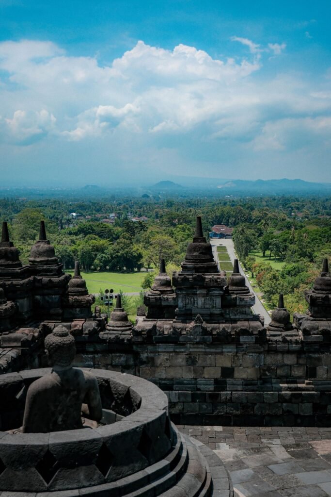 Uitzicht vanaf de Borobudur over het groen in de ochtend