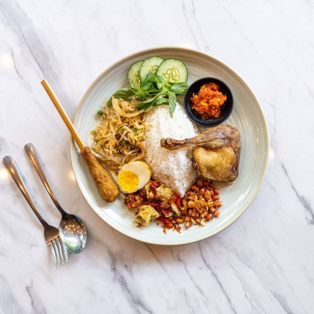 Indonesisch rijstgerecht met groenten en ei