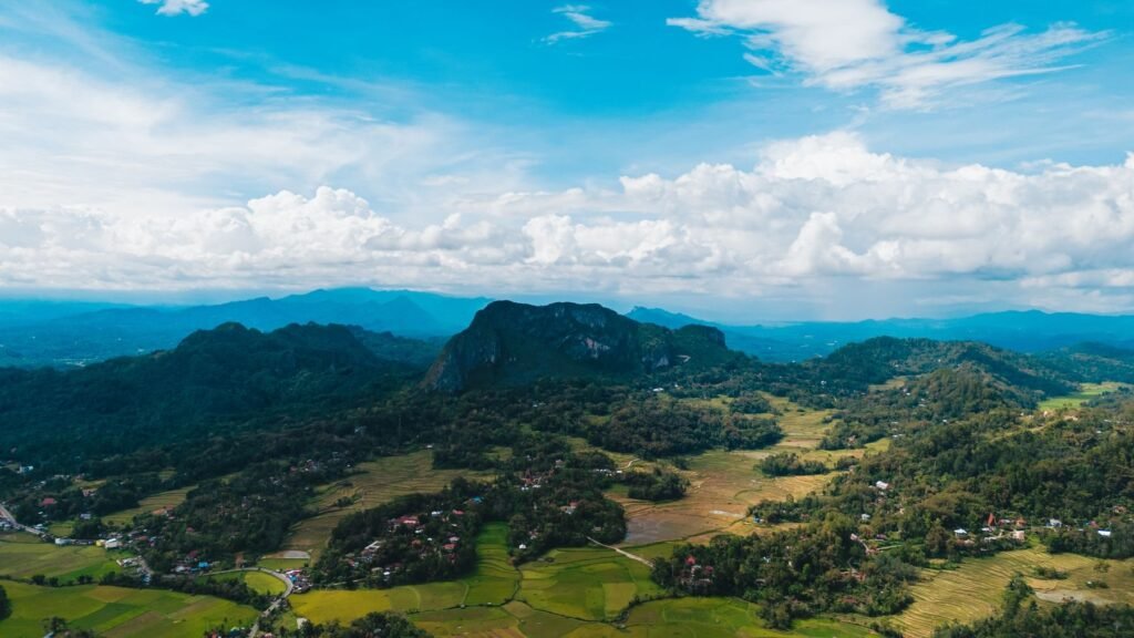 Groene heuvels en rijstvelden op Sulawesi