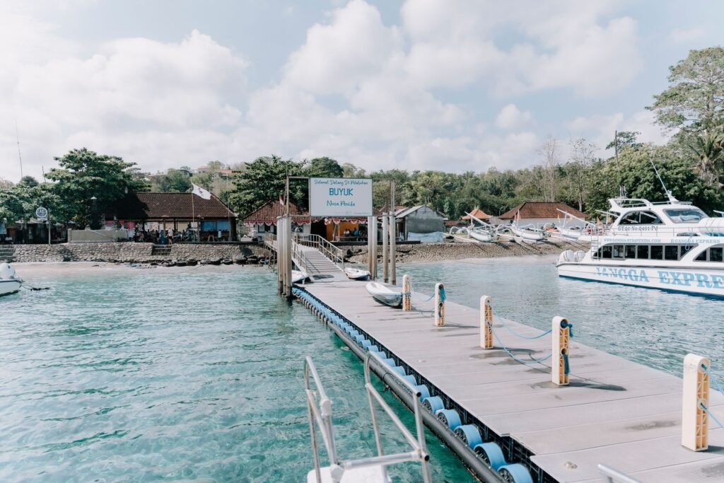 Pier met boten in helder water bij Nusa Lembongan