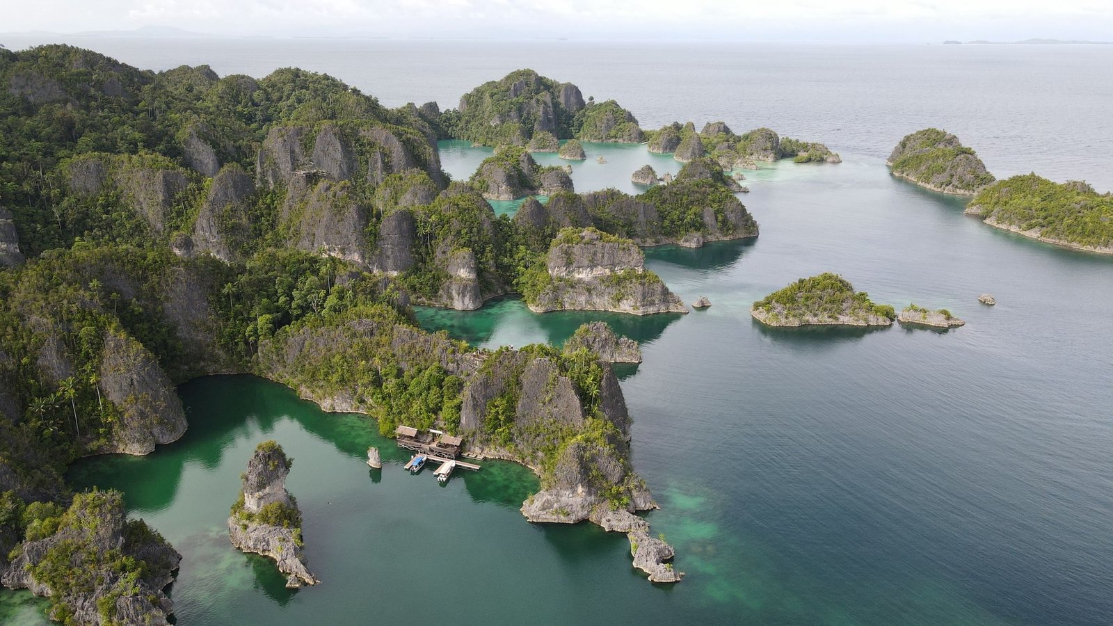 Luchtfoto van de kalksteeneilanden van Raja Ampat