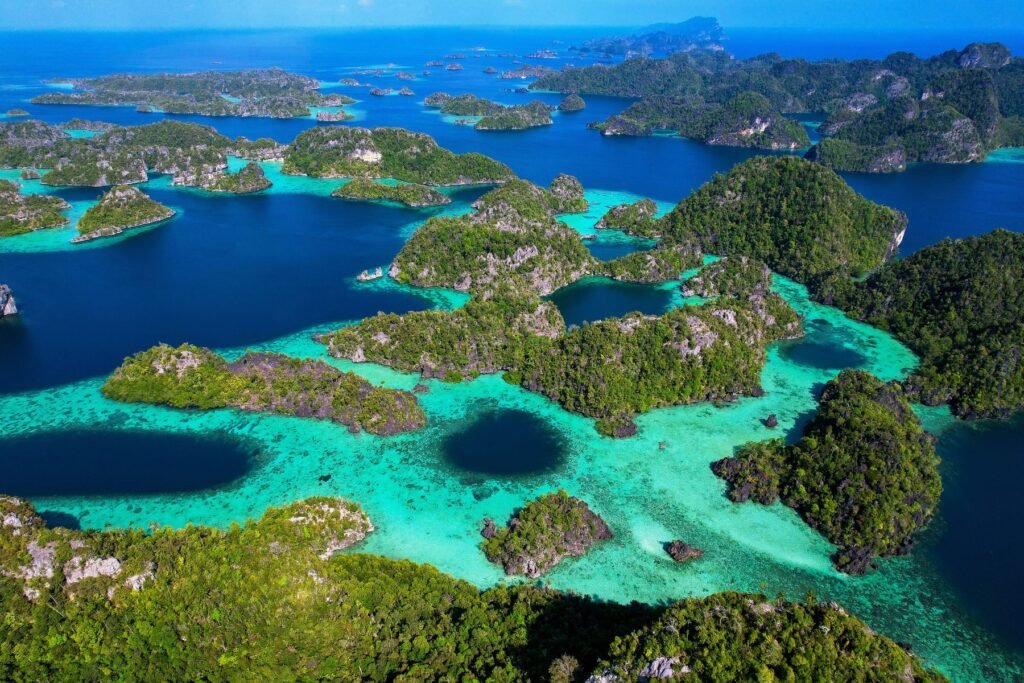 Uitzicht vanaf Piaynemo over de karsteilanden van Raja Ampat