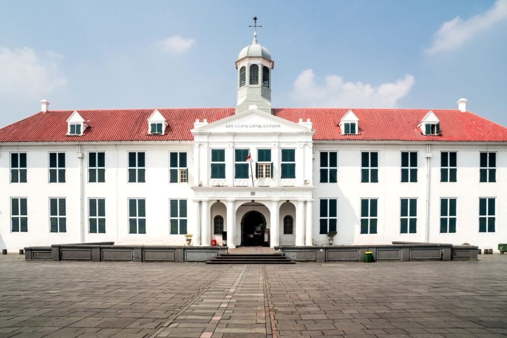 Het Fatahillah-plein met het museum in de oude stad van Jakarta