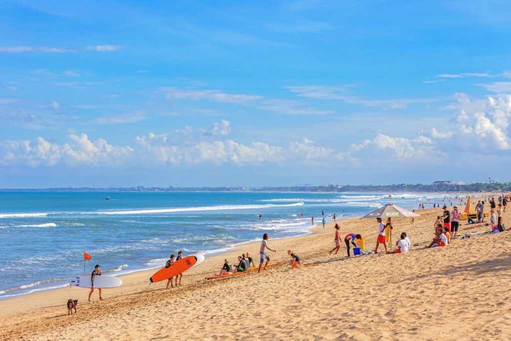 Druk surfstrand met surfplanken en zonnebaders in Canggu