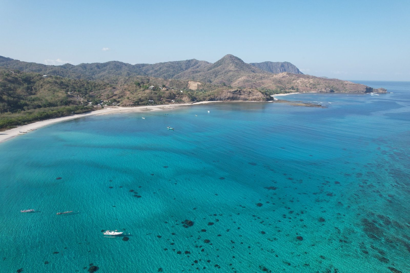 Luchtfoto van een turquoise baai aan de zuidkust van Lombok