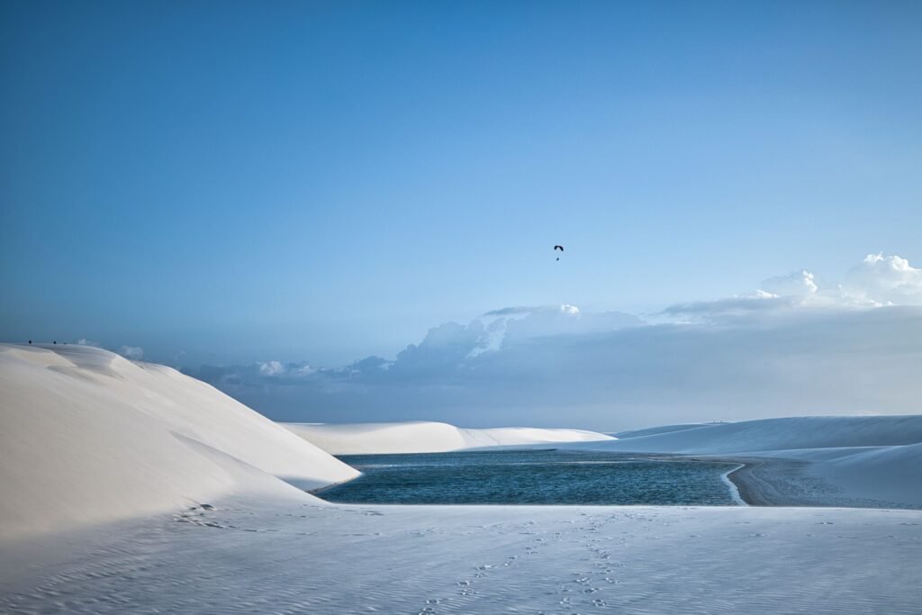 Blauwe lagune tussen witte duinen in Lençóis Maranhenses