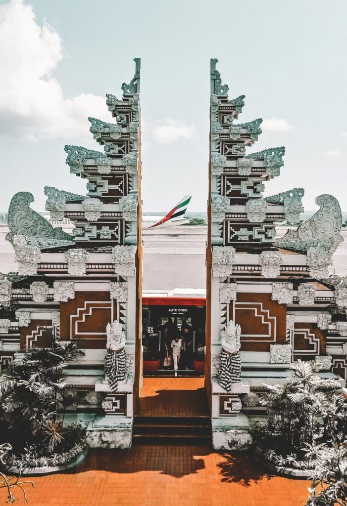 Traditionele gespleten poort op Bali