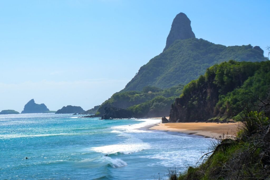 De Morro do Pico boven de kust en het strand van Fernando de Noronha