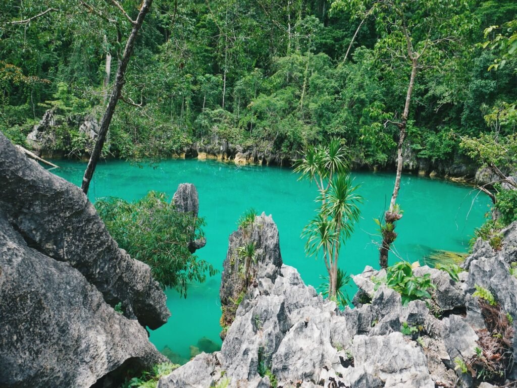 Turquoise meer tussen kalksteenrotsen op Sulawesi
