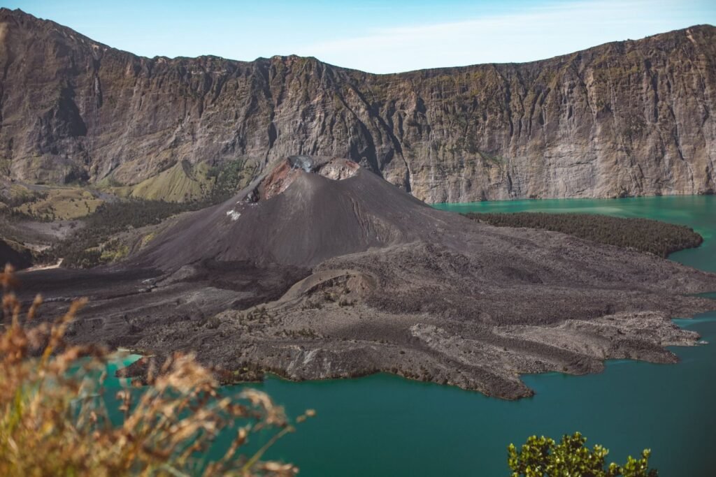 Het kratermeer Segara Anak met de jonge vulkaan in de Rinjani