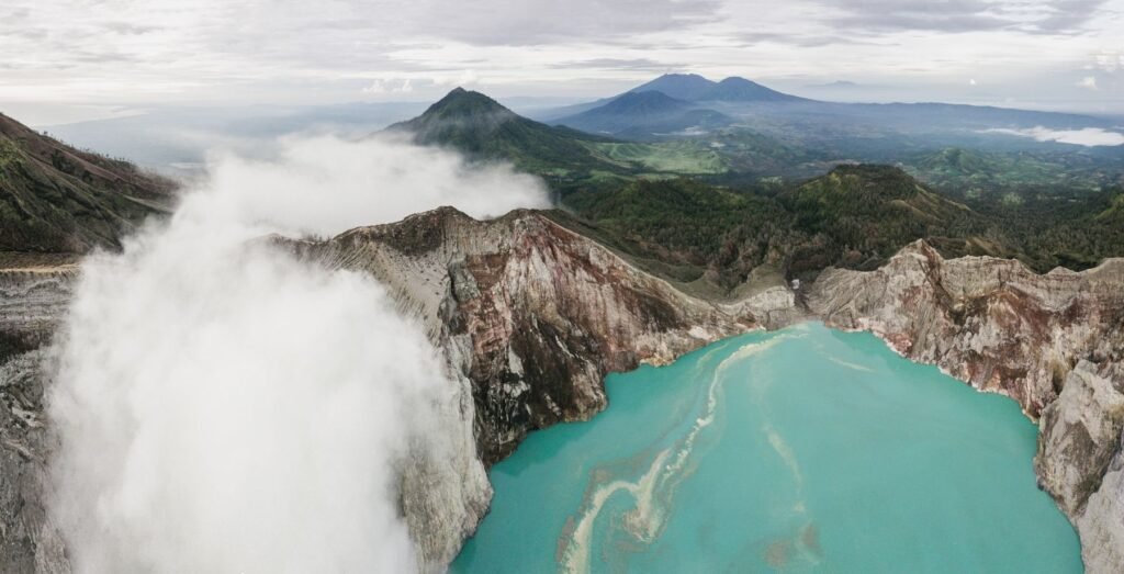 Het turquoise kratermeer van de Ijen met zwavelrook