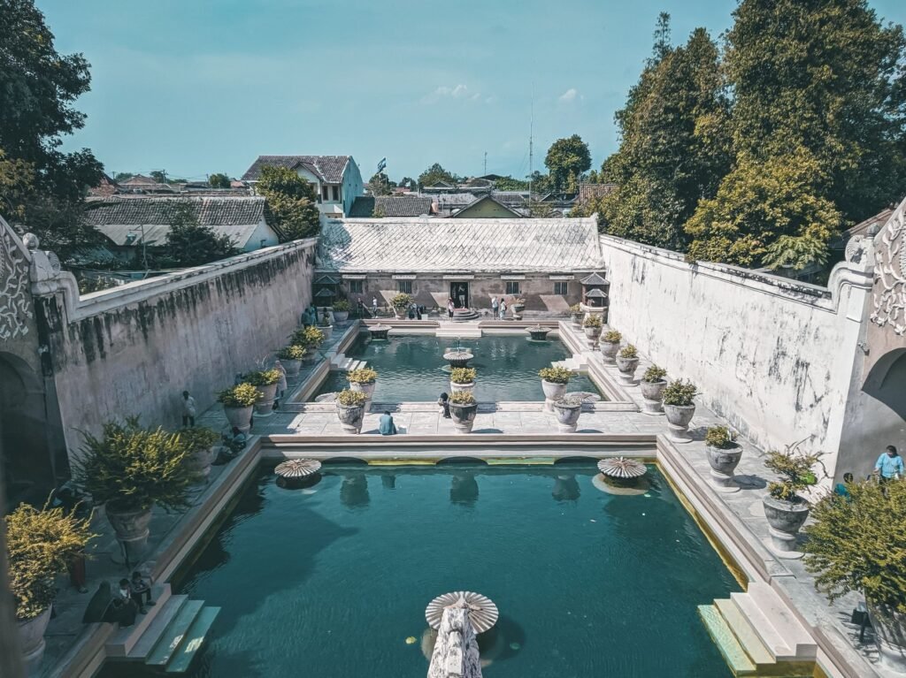 Zwembaden van het waterkasteel Taman Sari in Yogyakarta