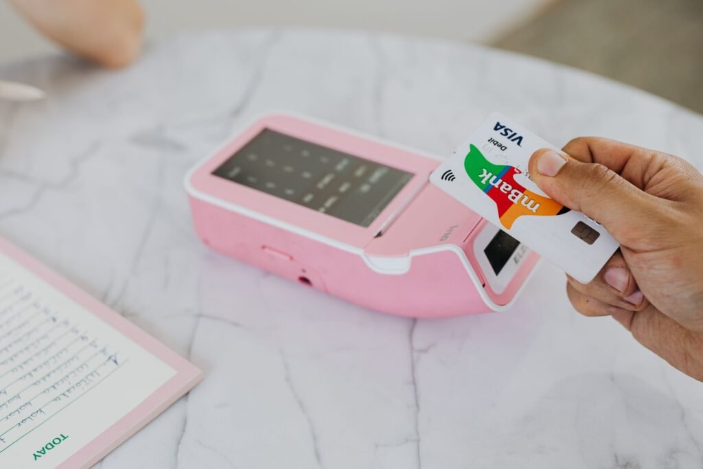 Contactloos betalen met een kaart op een pinapparaat