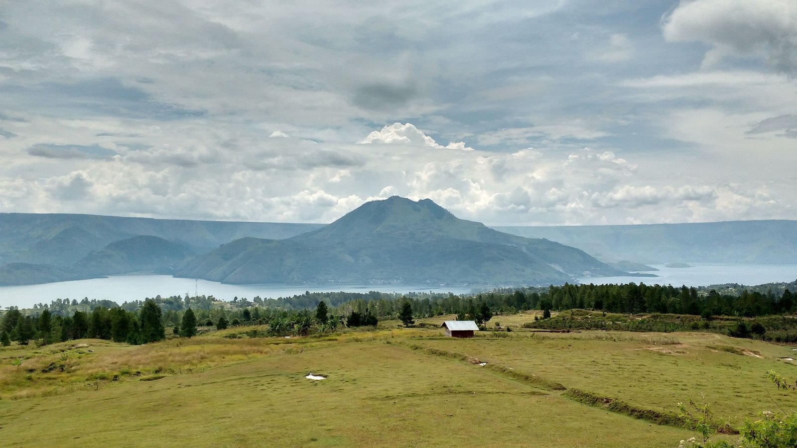 Uitzicht over het Tobameer en de omliggende bergen