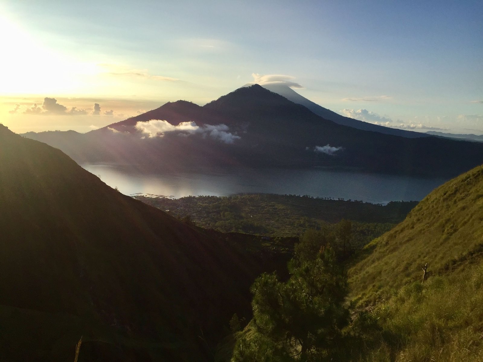 Mount Batur en Mount Abang bij zonsopkomst boven de caldera van Kintamani