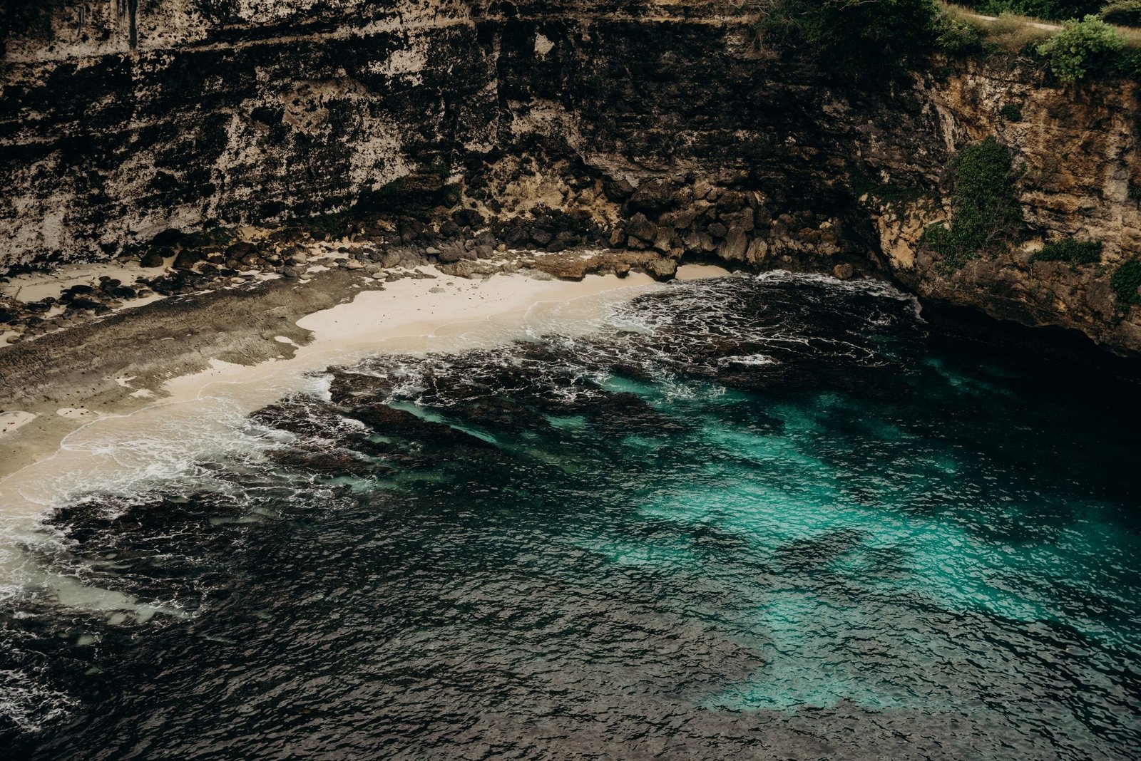 Turquoise Blue Lagoon tussen de kliffen van Nusa Ceningan