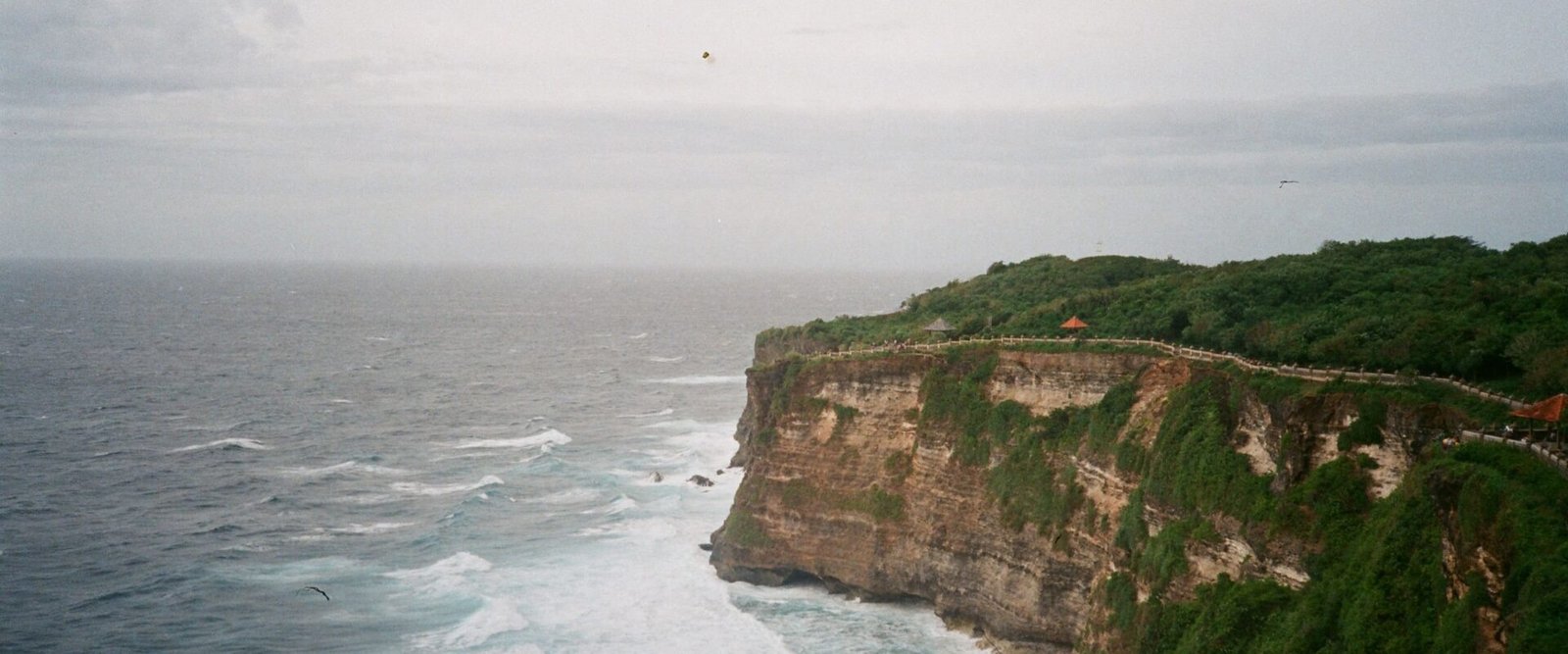 Klif boven de oceaan aan de zuidkust van Bali