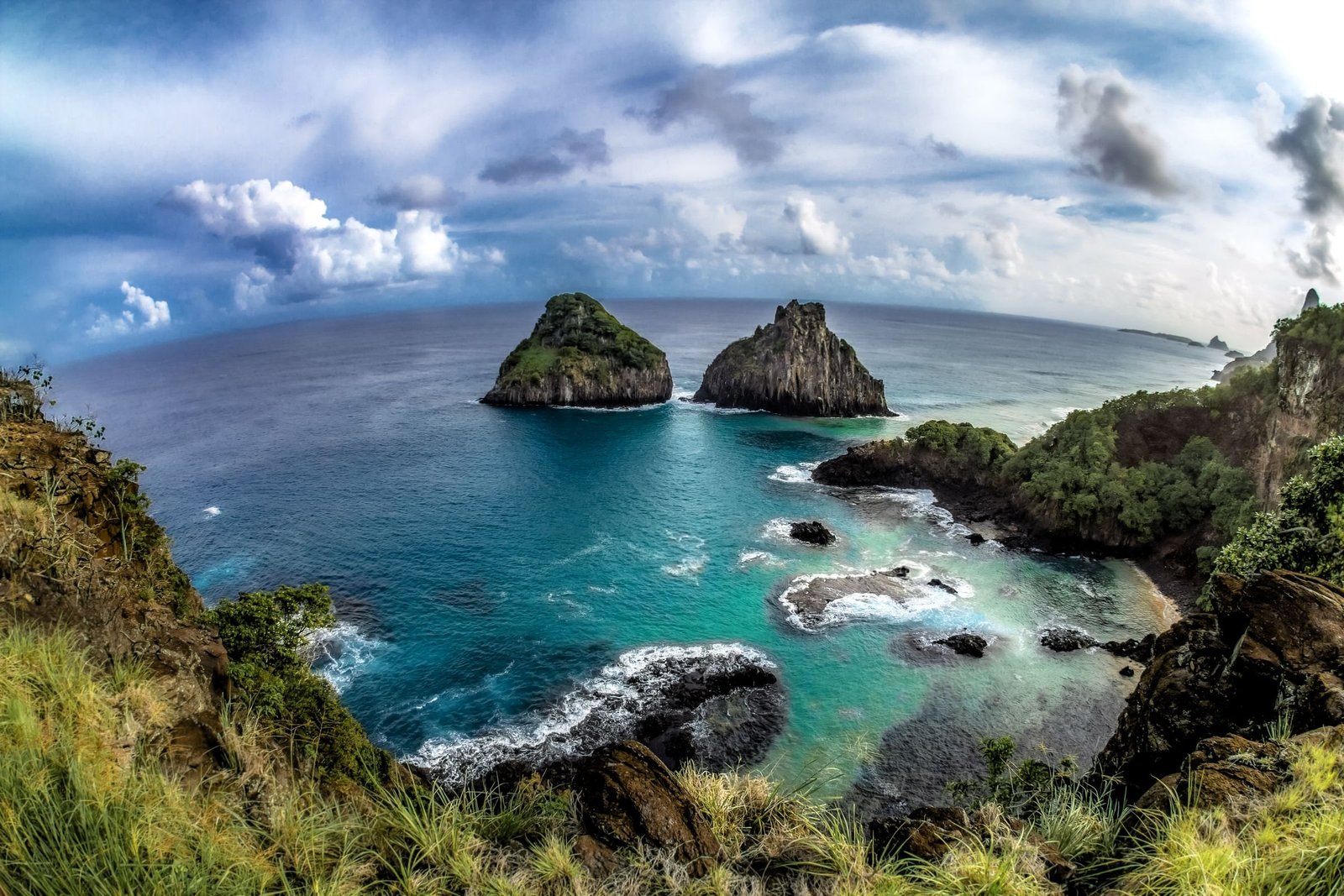 Panorama over de Baía dos Porcos en de Dois Irmãos op Fernando de Noronha