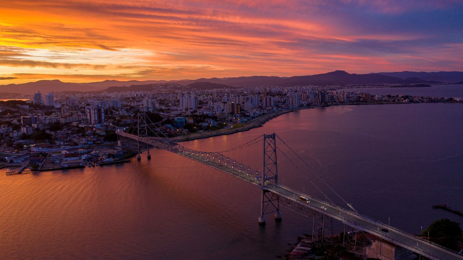 De Hercílio Luz-brug naar Florianópolis bij zonsondergang
