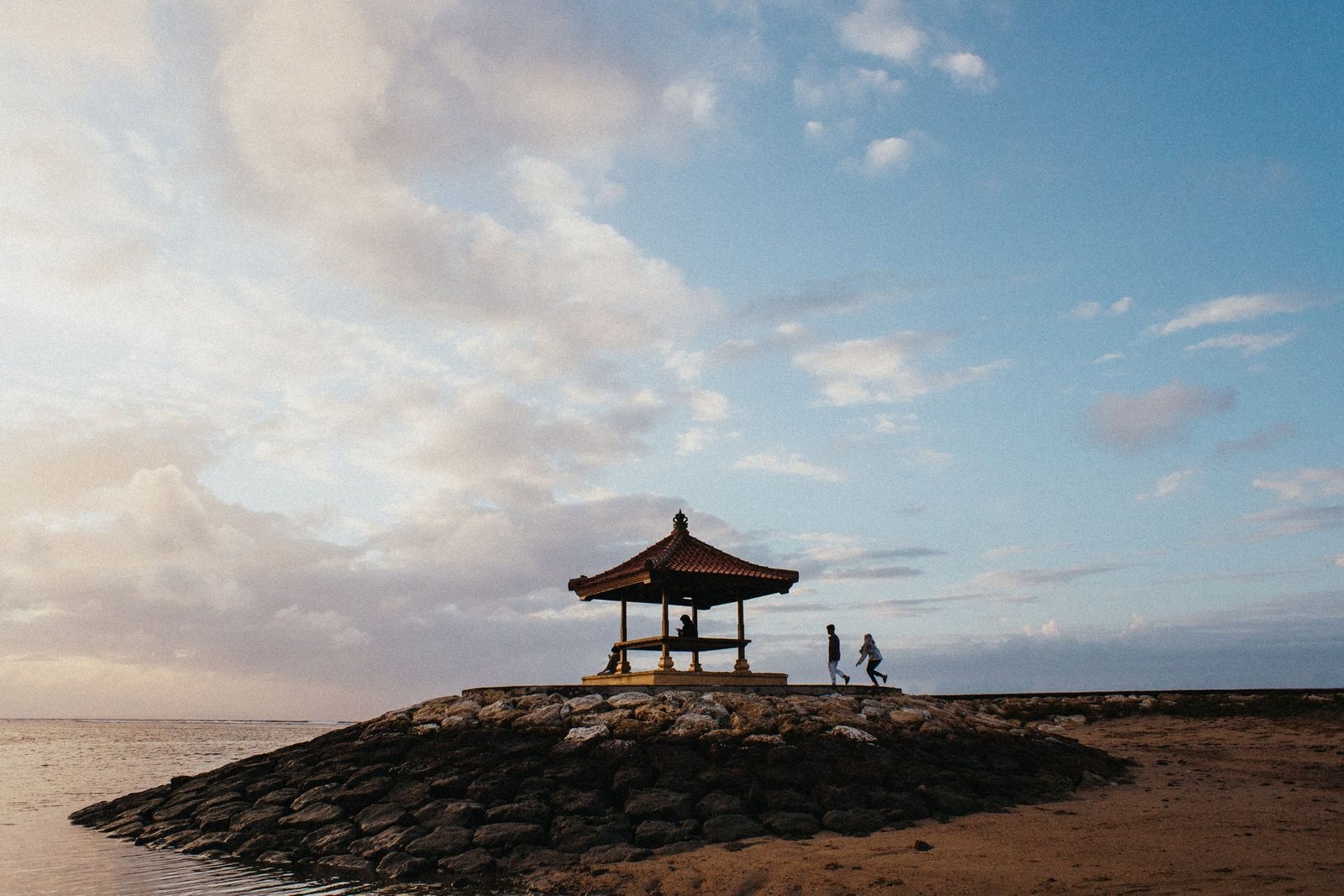 Balé op de pier aan het strand van Sanur