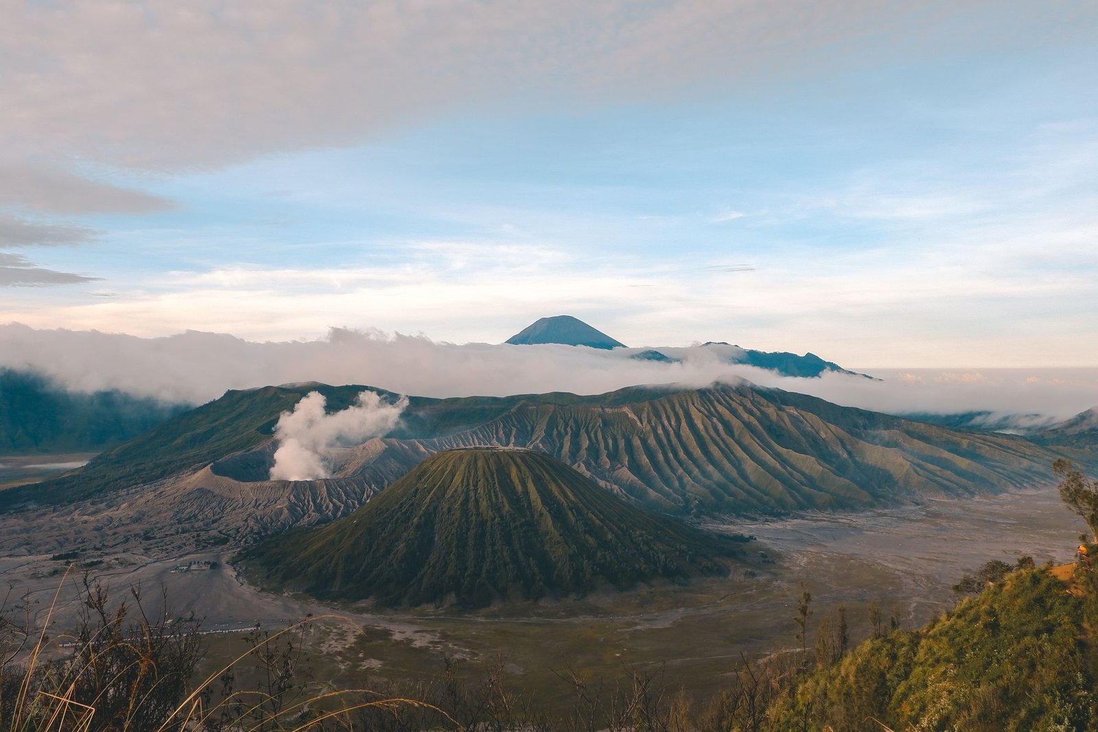 De Bromo en de caldera in de ochtend op Oost-Java