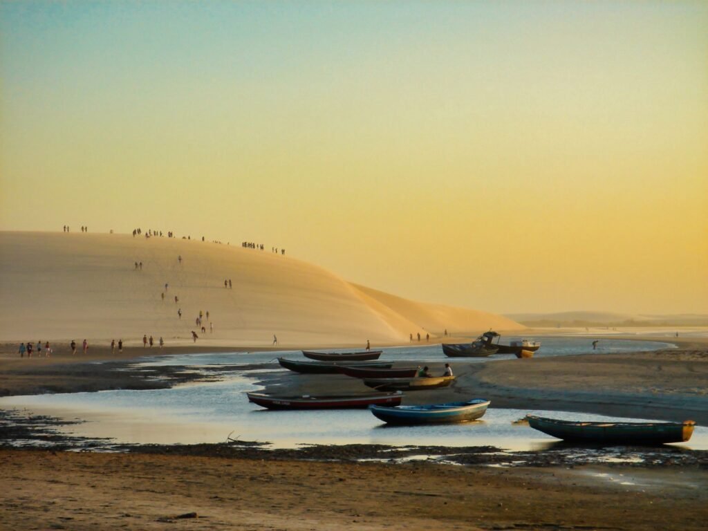 Boten bij zonsondergang op het strand van Jericoacoara