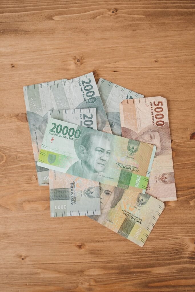 Indonesische rupiahbiljetten op tafel