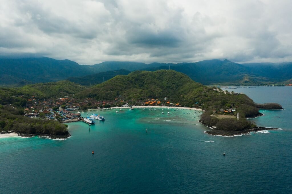 Luchtfoto van de haven van Padangbai op Bali