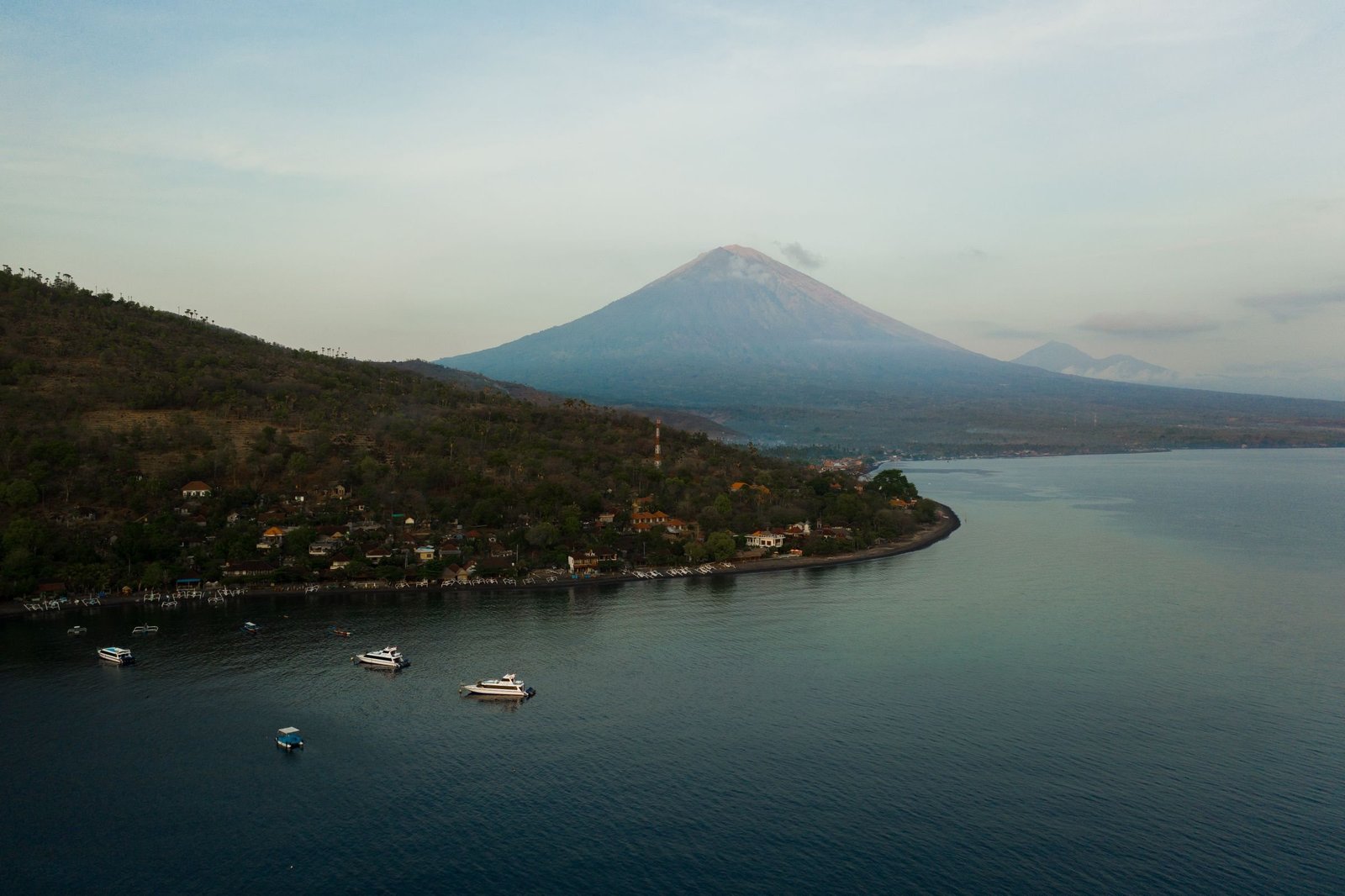 De kust van Amed met de Mount Agung