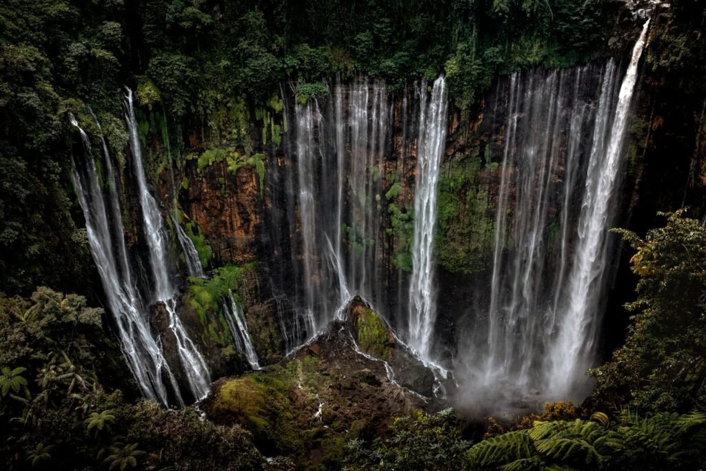 Waterval Tumpak Sewu in een groene kloof op Oost-Java