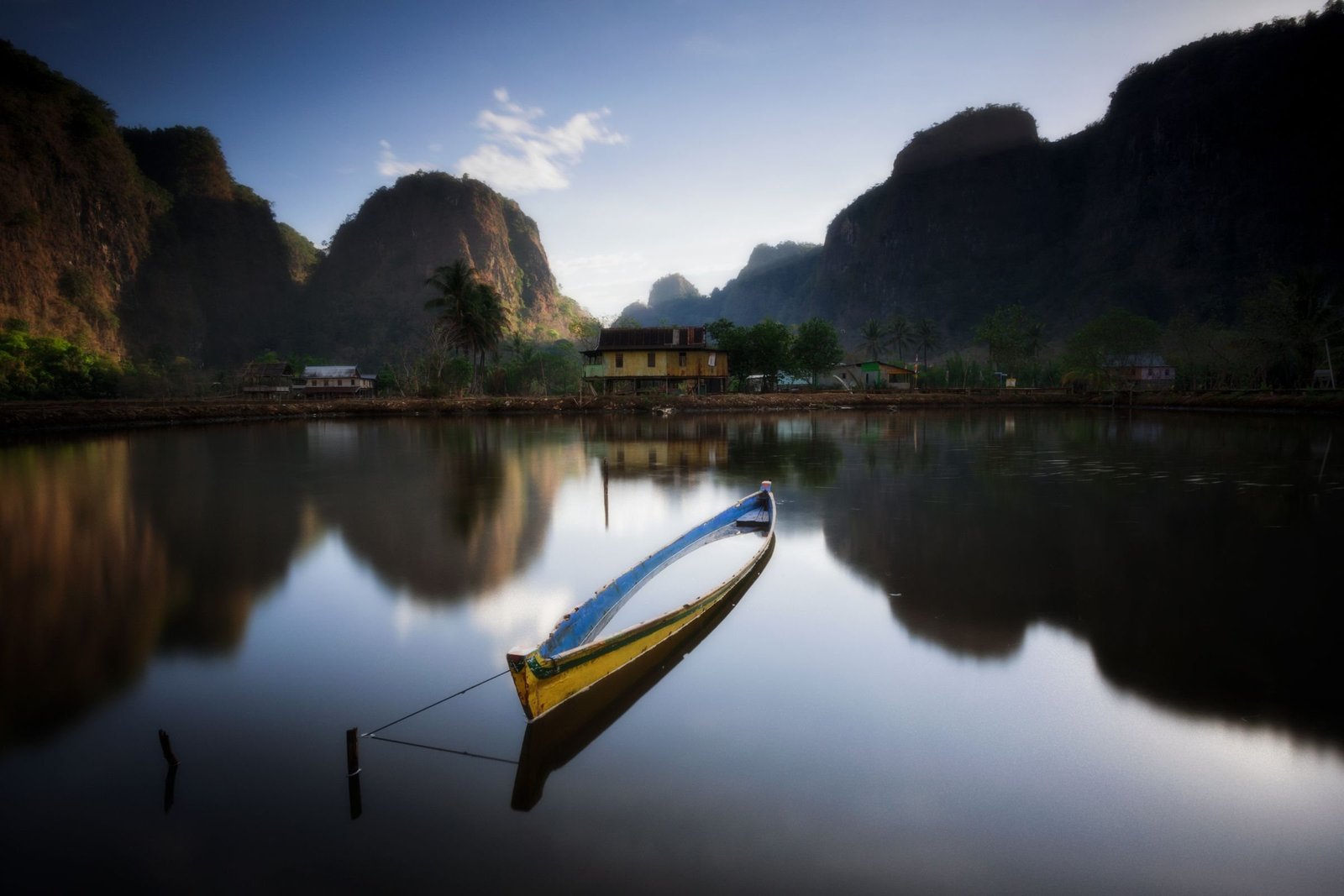 Boot tussen de kalksteenrotsen van Rammang-Rammang op Sulawesi