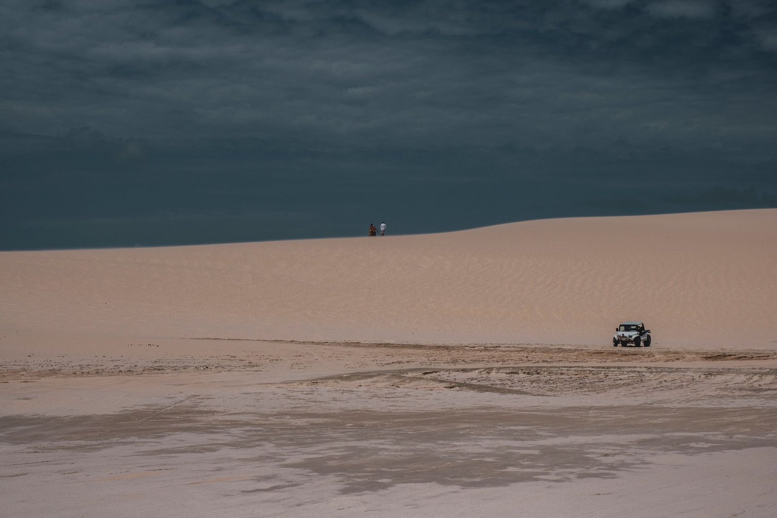 Terreinwagen rijdt over de zandduinen bij Jericoacoara