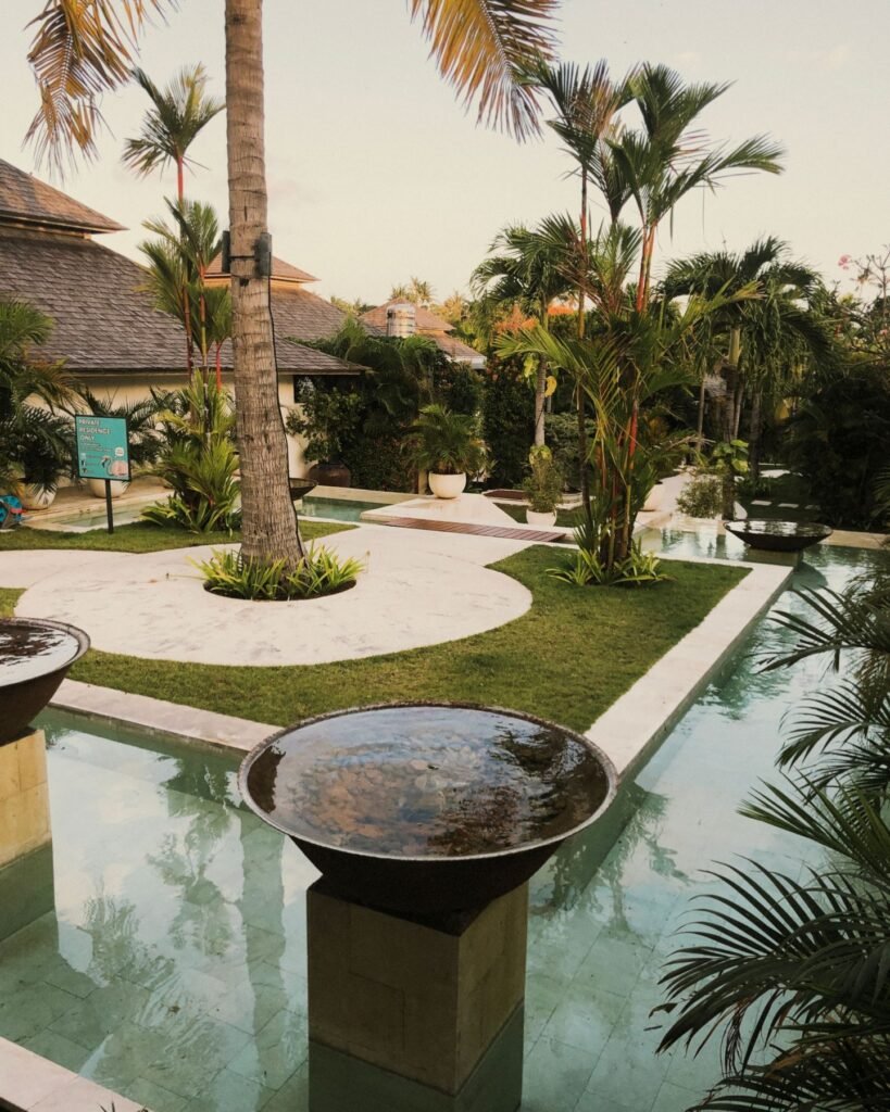 Tuin met zwembad van een hotel in Sanur